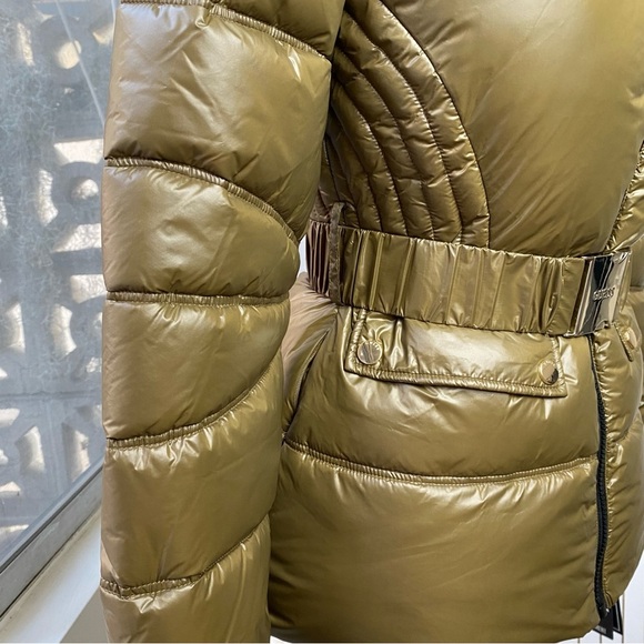 GUESS NWT Belted Olive Faux Fur Hood Puffer Jacket “English Cake,” Size S - Picture 8 of 10